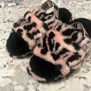 UGG Fluff Yeah Slide
Panther Print little girl SIZE 2